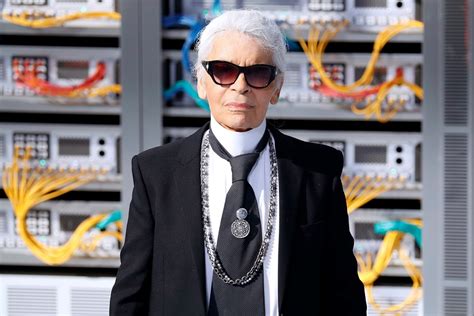 morre estilista da chanel|Morre Karl Lagerfeld, icônico estilista da Chanel.